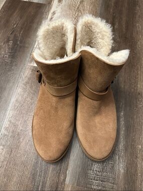 NWOT- Women's Romely Ugg